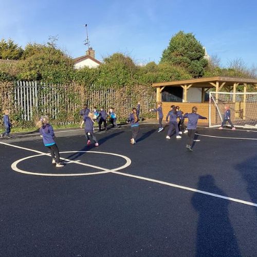 P4A had a great first session with Oisin learning about different types of hand and fist passes in Gaelic football!